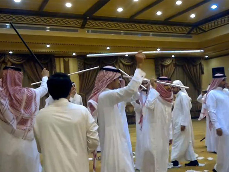 اضغط لمشاهدة الفيديو: شاب أجنبي في عرس يحاول تقليد الرقص السعودي